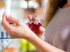Nakradła perfum za kilka tysięcy. Z regału zabrała osiem flakonów