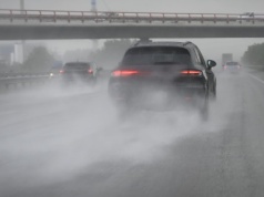 Aquaplaning – kiedy woda staje się śliska jak lód