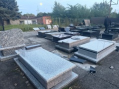 Zniszczona wystawa nagrobków przy cmentarzu w Grębałowie. Straty sięgają ponad 120 tysięcy złotych (Galeria)