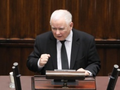 Kaczyński w reakcji na słowa Merkel: Wojna w Ukrainie jest prowadzona m.in. za niemieckie pieniądze