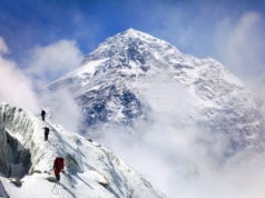 Setki turystów uwięzionych na zboczach Mount Everest po gwałtownej śnieżycy