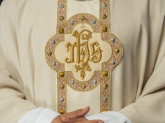Kolor fioletowy w Wielkim Poście: Symbolika i znaczenie w liturgii