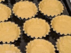 Najlepsi cukiernicy dodają do kruchego ciasta. Jest delikatne i nie namaka