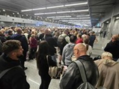 Godzinami czekali na odprawę. Tłumy na lotnisku w Polsce. Oto nagranie