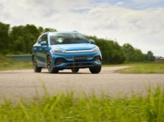 Sprzedaż BYD wystrzeliła o 880% – Czy Tesla przegra w Europie?