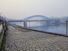 Gęsta mgła nad Krakowem. IMGW ostrzega, widoczność może spaść poniżej 100 metrów