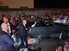 Samochód Leona XIV nie chciał zapalić. Papież jeździ głównie ciemnym elektrycznym Volkswagenem
