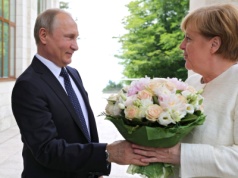 Angela Merkel poucza Polaków i Bałtów? To ona układała się z Władimirem Putinem