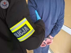 Pijany kierowca potrącił policjantkę i próbował uciec. Prokurator zastosował dozór