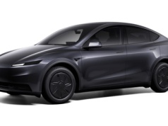 Tesla Model 3 Standard i Tesla Model Y Standard pokazane. Bateria 69,5 kWh, brak Autopilota