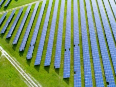 Raport: Po raz pierwszy farmy słoneczne i wiatrowe wytworzyły więcej energii niż elektrownie węglowe