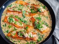 Zanurz kawałki łososia w kremowym sosie. Smak jak z restauracji, a na składniki nie wydasz fortuny