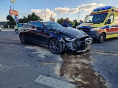 Zderzenie nissana z audi. Jedna osoba w szpitalu, są problemy z przejazdem (zdjęcia)