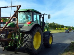 Wbił się autem w ciągnik rolniczy. Nie dostosował się do pogody