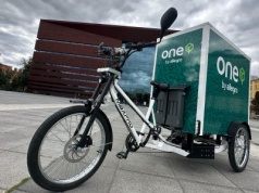 Podziemny microhub na parkingu? Kurierzy Allegro wożą paczki rowerami