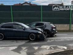 Zderzenie dwóch aut w Ursusie. Pojazdy mocno uszkodzone