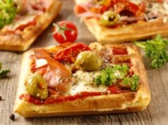 Na kolację robię wytrawne tosty. Przypominają pizzę, ale ciasto jest o wiele prostsze