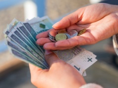 4 tysiące złotych trafi prosto na konto. ZUS robi przelewy dla osób po pięćdziesiątce