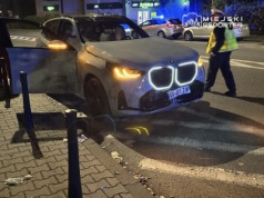 Kierująca nie opanowała tygodniowego BMW. Wjechała w drzewo i pieszego uszkadzając autobus