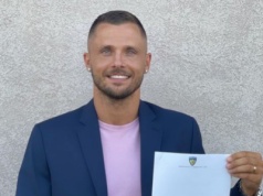 Poszedł z synem do fryzjera. Nie uwierzysz, kogo spotkali