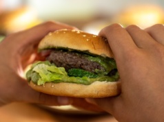 „Wege burger” pod zakazem? PE przyjmuje projekt ograniczający nazwy mięsne