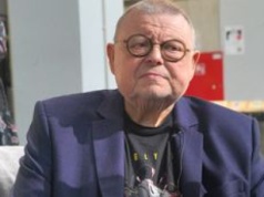 Wojciech Mann nadal zmaga się z problemami z poruszaniem. Został zauważony z balkonikiem