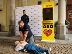 Całodobowe defibrylatory AED na paczkomatach we Wrocławiu.