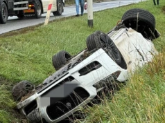 Dachowanie pod Wrocławiem. Auto wpadło do rowu, jedna osoba została ranna
