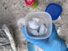 Kokaina, metamfetamina i haszysz ukryte pod stertą drewna. 33-latek wpadł z 2,5 tys. porcji handlowych
