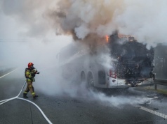 Pożar autokaru na trasie S8. Dzieci ewakuowano do remizy OSP