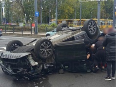 Zderzenie dwóch aut na Woronicza. Jedno z aut dachowało