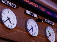 Słabsze banki i mocny KGHM. Sesja z bankierami centralnymi w tle