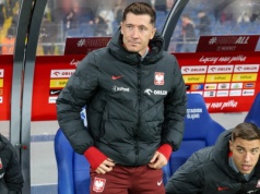 Robert Lewandowski poza składem Polaków. Kapitan w kurtce zamiast w ataku