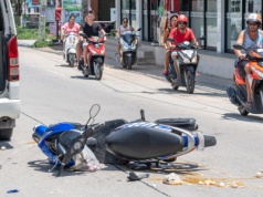 Tragiczny wypadek w Tajlandii. Motocyklista zginął po potrąceniu przez trzy samochody