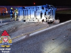 Nocny wypadek na autostradzie A1 w gminie Lubicz. Zderzenie busa i osobówki