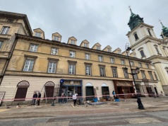 Zakazali mieszkańcom włączać telewizory i trzymać współczesne rzeczy na parapetach. Mają dostosować się do planu filmowego