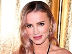Maffashion wygina się przed lustrem w skąpym bikini, odsłaniając wyćwiczone ciało