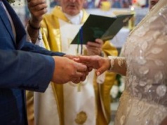 Chcieli zapłacić za ślub. Ksiądz zaczął mówić o gratisie i napiwkach