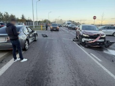Na rondzie z pniakiem znów zderzyły się dwa auta. Są duże problemy z przejazdem (zdjęcia)