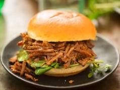 Gdy mam ochotę na burgery robię te. Zamiast klasycznego kotleta, mają w sobie coś lepszego