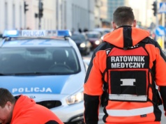 Nocny dramat na drodze! Auto z impetem uderzyło w drzewo