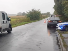 Czołowe zderzenie. Niebezpieczna sytuacja na łuku drogi