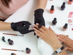 Nawet zwolenniczki quiet luxury zachwycą się tym wzorem. Polka-dot nails to paznokcie przyszłości