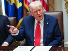 Model łuku triumfalnego na biurku Trumpa. Zauważyli dziennikarze