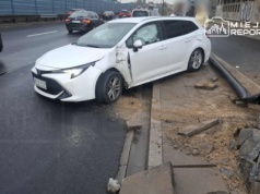 Seria kolizji w al. Prymasa Tysiąclecia. Kierujący uderzyli w barierki oraz latarnię