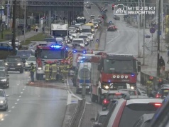 Zderzenie dwóch aut na Łopuszańskiej. Trójka dzieci poszkodowana