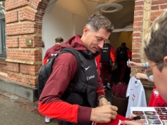 Lewandowski wysiadł z autokaru. 