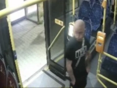 Wybił szybę w miejskim autobusie. Policja publikuje zdjęcia z monitoringu