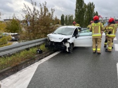 Auto osobowe uderzyło w barierę na S12 w Puławach. Ruch odbywa się jednym pasem (zdjęcia)