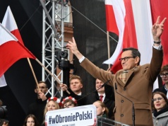 Morawiecki: UE pęka przed Karolem ws. Paktu Migracyjnego